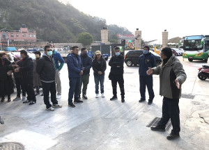 　介壽獅子市場正門前廣場搭設遮雨棚有譜，南竿鄉公所已著手規劃遮雨棚設置事宜，鄉長林志東邀鄉代會主席林紹馨等代表前往現勘。（圖／文：曹重偉）