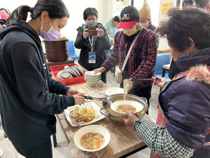 　產發處島上好社區規劃師開門週活動，邀請橋仔耆老分享老酒相關製作及料理經驗傳承。（圖／文：陳鵬雄）