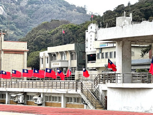 　迎接新年到來，北竿鄉112年元旦升旗健行活動在塘岐運動場舉辦。（圖／文：陳鵬雄）