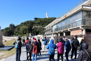 　馬祖好步道！馬祖健康旅遊行程步道導覽25日首場邀遊客鄉親一起走訪南竿朝聖步道，走440個階梯直達媽祖巨神像。（圖／文：曹重偉）