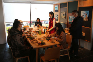 　小貝殼市集歡樂登場，集結有機小農食材、免費種子分享、創意美食、文創禮物及花圈午茶等，活動有趣又富意義。（圖／文：吳嘉榮）