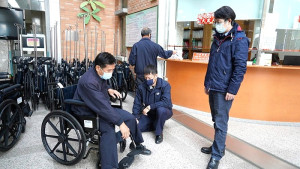 送愛到馬祖,慈濟基金會新竹區榮董聯誼會透過新竹輔具團隊,將30輛輪椅捐給連江縣立醫院,結下往後互助的善緣。(圖:陳登堯)
