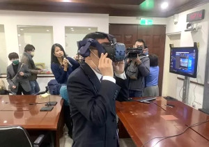 部長蔡清祥VR看到連江地檢署查扣巨型抽砂船(長99公尺)實境暨法務部行政執行署長林慶宗專程到馬祖,連江地檢署檢察長黃元冠陪同登上抽砂船錄製作業。(圖:聯合報、連江地檢署)