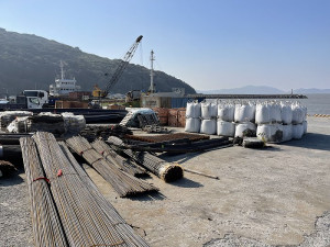 　海象好轉，近日大量建材運至北竿白沙碼頭。（圖/文：陳鵬雄）