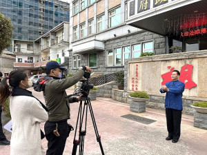 連江縣政府30日錄製2023新春賀歲影片,縣府團隊祝賀鄉親新春愉快。(圖/文:馮紹夫)