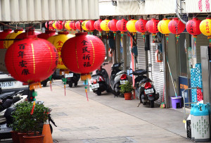 　東引南澳大街掛起紅黃彩燈，營造平安、歡樂的過年節慶氣氛。（圖／文：陳其敏）