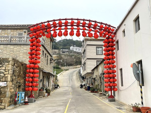 　大紅燈籠高高掛。（圖／文：陳鵬雄）