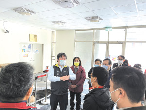 　小三通專案重啟，中央疫情指揮中心指揮官王必勝在縣長王忠銘陪同下，前往馬祖福澳港、白沙港了解小三通防疫動線與醫療量能。（圖：曹重偉、陳鵬雄）