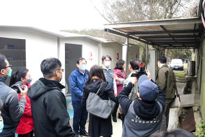 　因應小三通專案及疫情升溫，中央防疫指揮官王必勝特增加現勘集中隔離收治場所整備情形，在縣長王忠銘等陪同下前往北海南營區訪視。（圖／文：曹重偉）