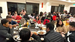 西莒婦女分會歲末聯歡,姐妹齊聚一堂,場面熱鬧溫馨。(圖/文:宋幸儒)