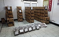 　第十岸巡隊繼14日在馬祖東引資源回收場查獲私菸48萬餘包之後，15日下午再度於場外貨櫃內，查獲走私香菸6萬餘包及香菇各1批。（圖：海巡署金馬澎分署第十岸巡隊）