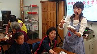 山隴社協舉辦蛋糕DIY活動,王筱君老師教長輩使用奶油做出可愛兔子造型裝飾蛋糕。(圖/文:馮紹夫)