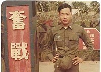 韓國瑜67年曾在馬祖莒光服役,在「奮戰」標語前留影。(圖:摘自網路)