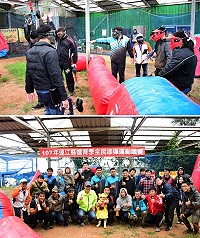 體育季漆彈大賽3人制對抗賽開打,場中出動4位裁判執法,漆彈委員會主委曹爾章特別到場頒獎給各獲獎隊伍。(圖/文:曹重偉)