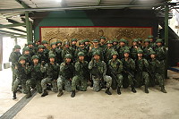 　指揮官與兩棲連官兵合影。(圖／文：江耿逸)