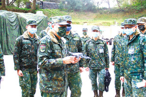 指揮官指導培訓人員熟悉裝備操作。(圖:鍾惟同)