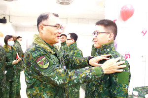指揮官為晉任人員掛階。(圖:鍾惟同)