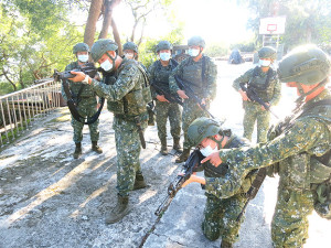 士官長指導跪射注意事項。(圖:林耕禾)