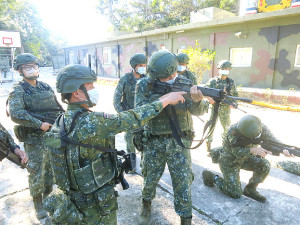 士官長指導官兵立射姿勢。(圖:林耕禾)