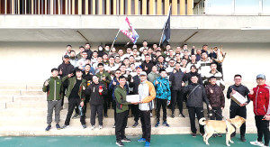 大隊長頒發冠軍獎品。(圖:邱致傑)