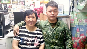 穿軍服讚！　反甲連下士陳彥廷