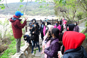 　馬祖健康旅遊行程步道導覽1日體驗以砲彈路名聞遐邇的鐵板官帽山，由對此山有深厚情感的王建華率學員走訪一草一木。（圖／文：曹重偉）