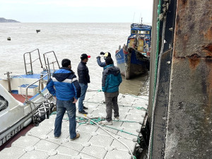 　橋仔漁民向公所及鄉代會反映簡易浮排穩定改善方案。（圖／文：陳鵬雄）