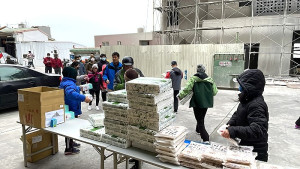 迎接2023,莒光元旦升旗健行活動,西莒鄉親唱著國歌仰望國旗冉冉升起,迎接新的一年。(圖/文:宋幸儒)