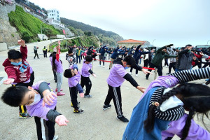 　東引112年元旦升旗暨健行活動在忠誠門廣場舉行，300多位軍民高唱國歌，以健康、活力、熱情洋溢迎接新的一年。（圖／文：陳其敏）