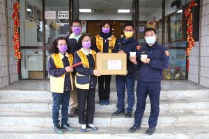 　國際佛光會馬祖分會帶著剛出爐的臘八粥至南竿警察所慰問，感謝警察同仁勤務辛勞。（圖／文：吳嘉榮）