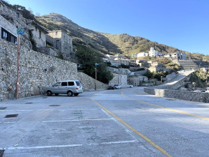 旅遊熱度隨氣溫直直落,北竿著名景區芹壁村人車稀疏呈現標準的淡季景象。(圖/文:陳鵬雄)