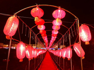 今年元旦年味特別濃!到處張燈結綵煙火齊放,這不是錯覺,因為春節真的快要來了,像山隴廣場牌樓年前完成佈置,就讓元旦沾了光。(圖/文:曹重偉)