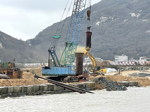 　塘后橋工程總計需22根沙洲基樁，包商正在進行最後一根基樁打設工項。（圖／文：陳鵬雄）