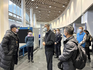 交通部航港局長葉協隆4日訪視南北竿小三通動線及相關檢疫流程。(圖:馮紹夫、陳鵬雄)