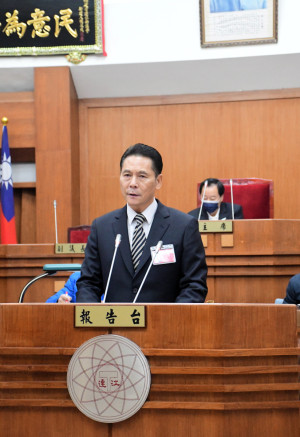 　縣議會第8屆第1次臨時會開議，縣長王忠銘進行馬祖酒廠營運現況專案報告，強調馬酒是縣府社會福利重要財源，期許各界多給予支持。（圖／文：曹重偉）