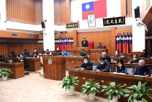 　連江縣議會第8屆第1次臨時會5日進行議案審查，經一讀會後逕付聯席會進行審查；以縣府墊付案為主，共審查36案均獲照案通過。（圖／文：曹重偉）