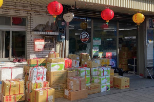 春節即將到來,從東引宅配到台灣本島的常溫、冷凍寄件大增,超商門市必須採取分批船運因應。(圖/文:陳其敏)