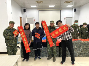 莒光鄉112年新春揮毫贈春聯6日午後在東莒老人活動中心舉行,鄉親熱烈迴響。(圖/文:蔡夢玲)