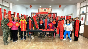 莒光鄉112年新春揮毫贈春聯活動,邀請書法專家龔宇豐現場揮毫,免費贈送春聯。(圖/文:宋幸儒)