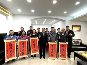 　縣長王忠銘一行致贈北竿基層鄉村長鄉代祝賀中堂。（圖／文：陳鵬雄）