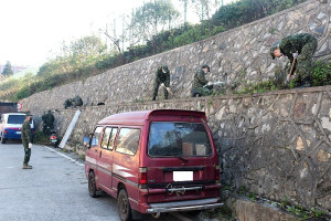 　南竿西區年終大掃除7日告一段落，天公做美下，環資局、公所清潔隊員會同軍方弟兄爬坡除草、將廢棄物搬至集中點堆放，相當辛苦。（圖／文：曹重偉）
