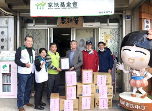 春節在即,馬祖境天后宮廟管會主委曾林官一行6日到大同之家、馬祖家扶問候老人家及捐贈生活物資,受到熱情歡迎。(圖:馬祖境天后宮)