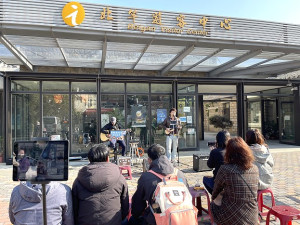 　北竿消防隊員陳維祥、郭芳賓自組「馬祖海波浪」樂團，7日在北竿遊客中心舉辦首場公演。（圖／文：陳鵬雄）