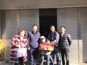 北竿鄉公所及代表會結合北竿警察所,針對鄉內獨居老人舉辦寒冬送暖活動。(圖/文:陳鵬雄)