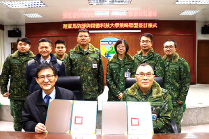 指揮官與校長共同主持簽訂儀式。(圖:鍾惟同)