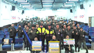 官兵與北竿警察所警員合影。(圖:洪筱婷)