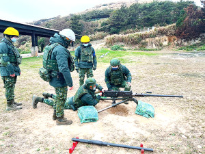 官兵實施射擊測驗。(圖:黃勝賢)