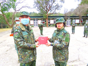 營長王中校授予上階。(圖:黃昱敏)