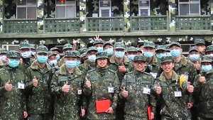 晉升人員與官兵合影。(圖:黃昱敏)