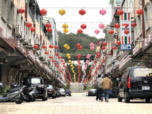 　掛燈籠、迎新年；馬港社區8日展開花燈佈置工作，由村辦公處、社協、天后宮廟管會社友及支援國軍弟兄協力，村中充滿濃厚年節氛圍。（圖／文：曹重偉）